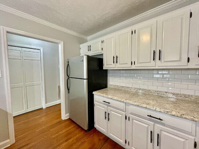 Building Photo - 3-Bed, 3-Bath Townhouse In Lands End