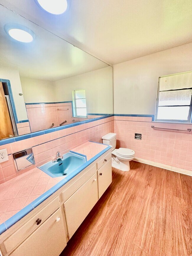 Building Photo - 3204-3208 E Normal Ave