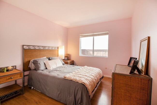 Building Photo - Small dogs alllowed . All appliance. Palom...