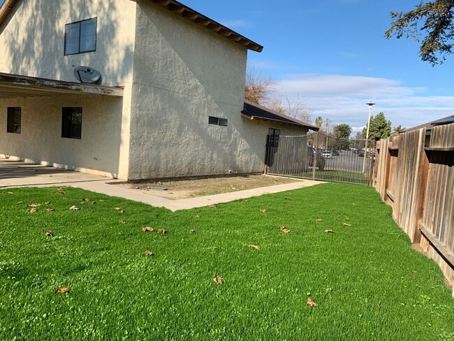 Building Photo - 4525 Trumbull Dr