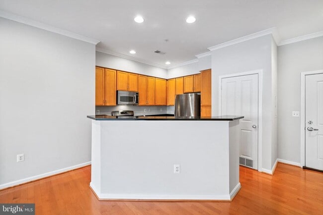 Building Photo - 2220 Fairfax Dr