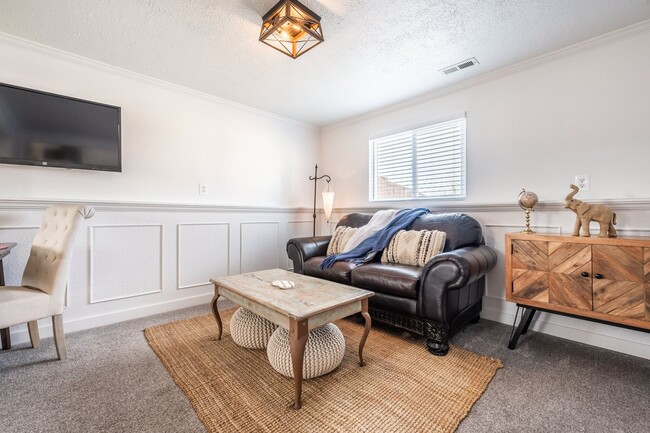 Building Photo - Beautiful updated 4 bed 2 bath Widefield h...
