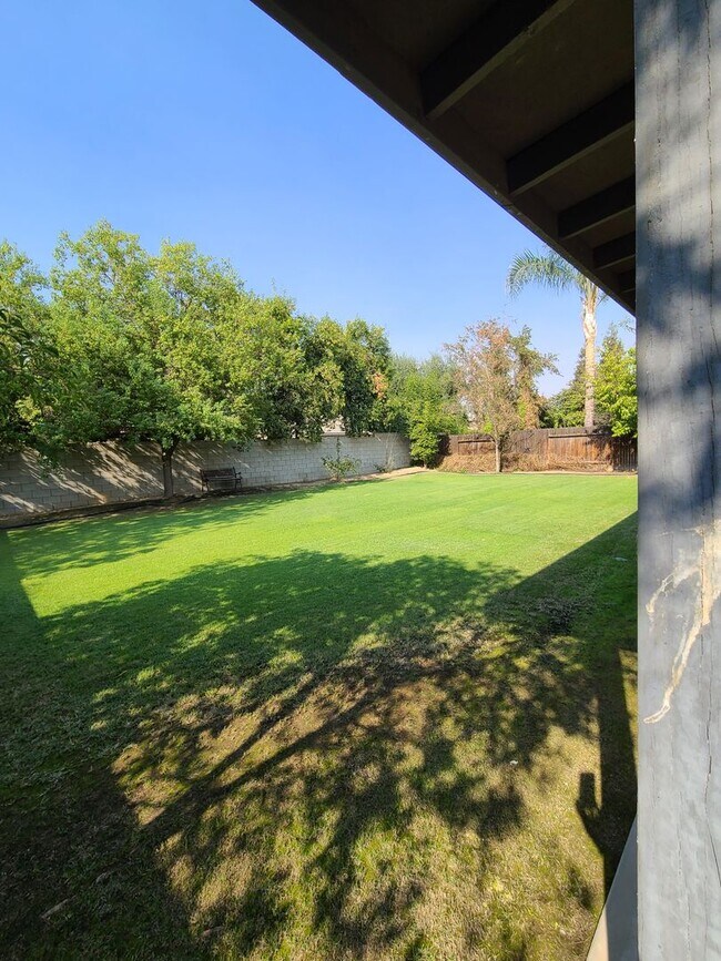 Building Photo - 4/2 bathroom located close to schools, sho...