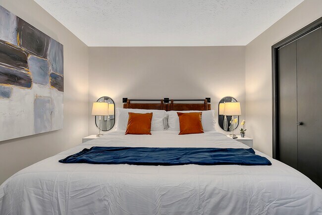 Building Photo - 2062 Woodbine Cir