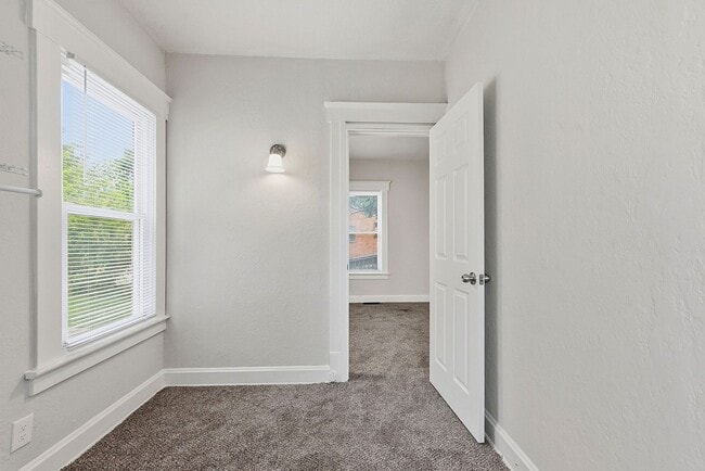 Building Photo - CHEVIOT: Charming 4 bed 2.5 bath 1 car detached garage