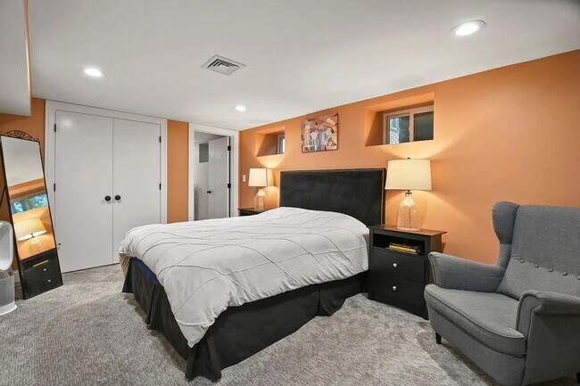 Building Photo - Renovated Apartment in Medford