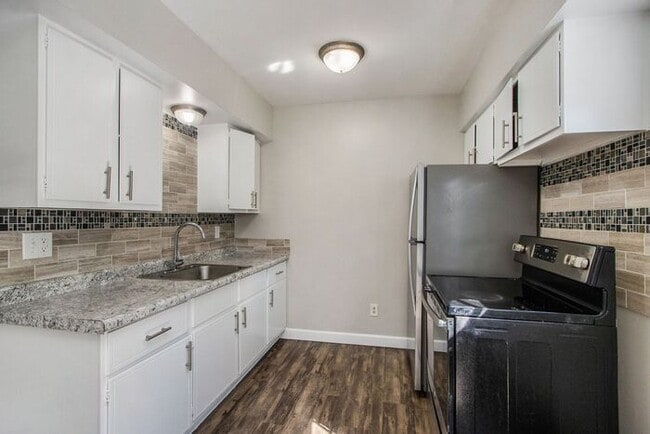 Building Photo - 2-Bed/1-Bath Town House, 850 sq. ft. - Ask...
