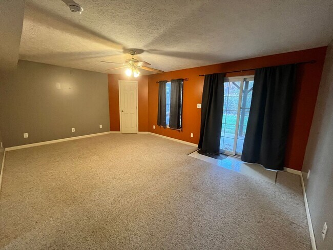 Building Photo - Gorgeous townhouse located near cornerston...