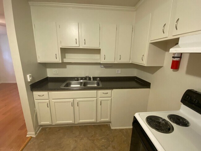 Building Photo - Lovely 1 Bedroom Apartment Near Duke West and Hospital