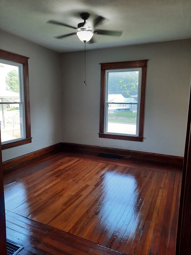 Building Photo - Lovely 3 bedroom 1 bath home