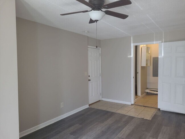 Building Photo - 4 Bedroom 2 Bath Move In Ready!