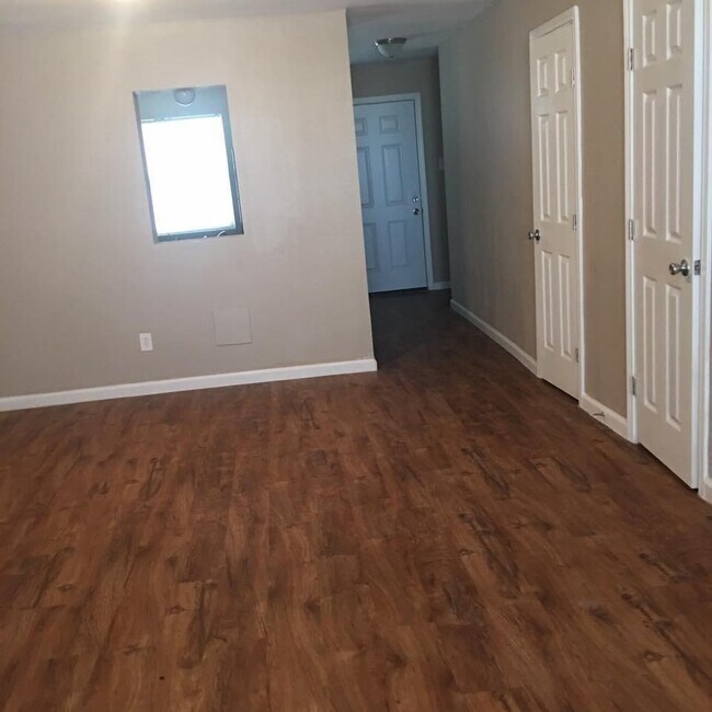 Building Photo - 400 Cedar Ave