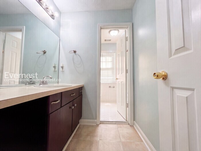 Building Photo - 710 Timbergrove Dr SW