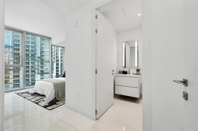 Building Photo - 300 Biscayne Blvd Way