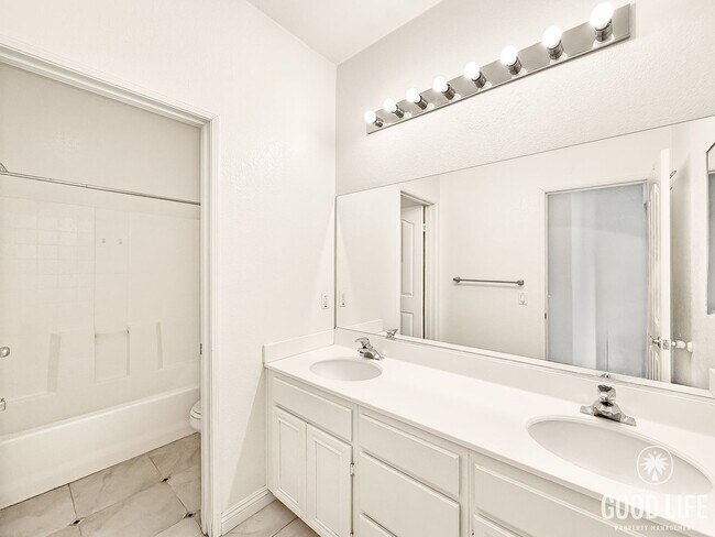 Building Photo - Modern 3-Bedroom Home with Backyard, Beaut...