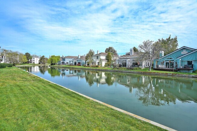 Building Photo - 530 Shorebird Cir