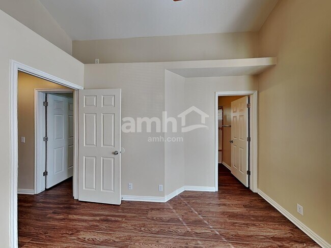 Building Photo - 1872 W Sir Charles Dr