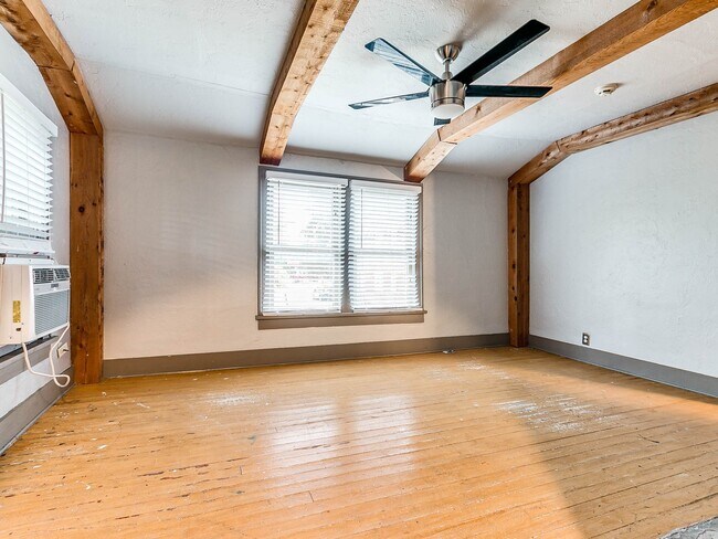 Building Photo - Unique with a Artsy Flare    1Bed + Flex Room /1.5 Bath in Edgemere Park