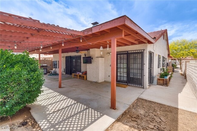 Building Photo - 5242 Dickens Dr