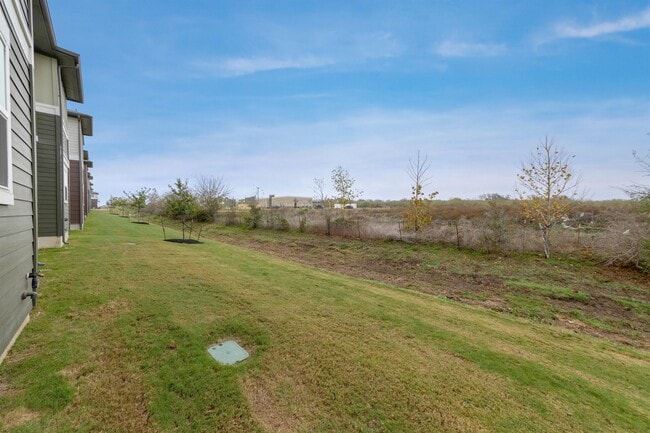 Building Photo - 1015 Vista View Dr