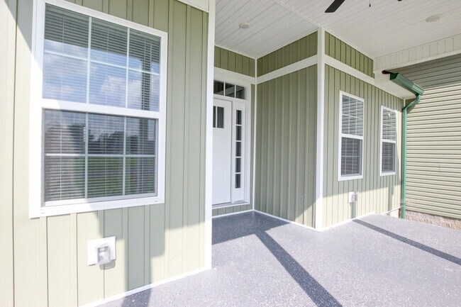 Building Photo - 133 Riverbend Dr
