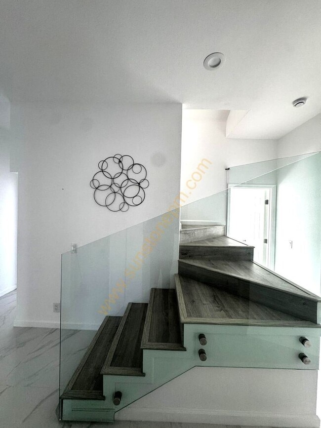 Building Photo - 696 E 9th St