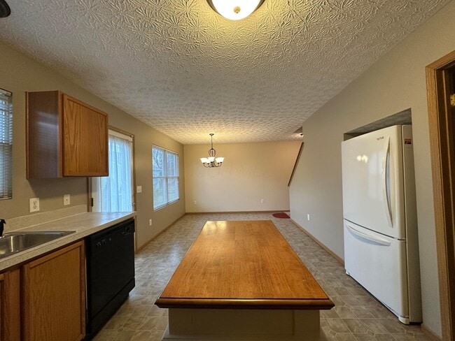 Building Photo - 135 Saratoga St