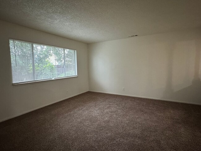 Building Photo - Three Bed, Two Bath Home In North Stockton