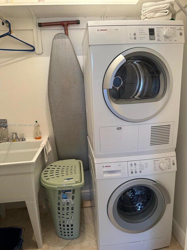 Building Photo - 1849 S Ocean Dr