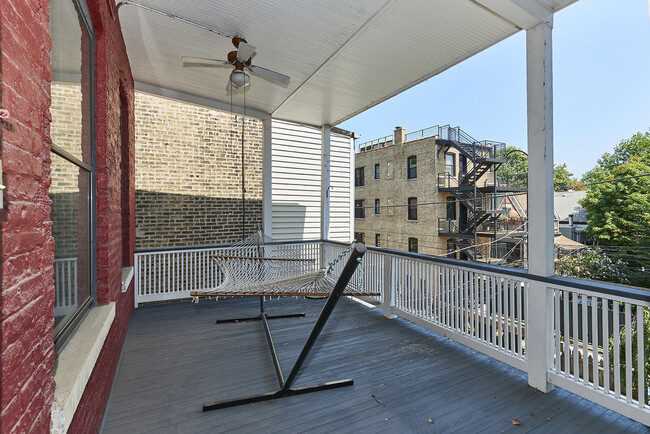 Building Photo - 1049 N Hoyne Ave