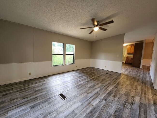 Building Photo - 3 Bed  2 Bath  2 Garage/Workshop and Fenced