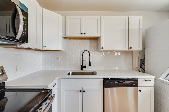 Building Photo - FULLY RENOVATED duplex in East Ridge!