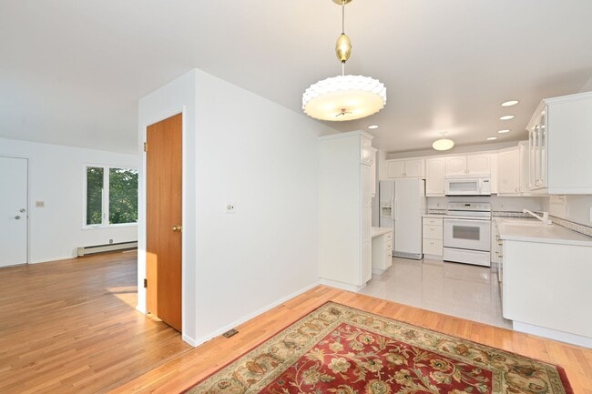 Building Photo - Spacious 4BR/2 BA Home in Quiet North-End ...