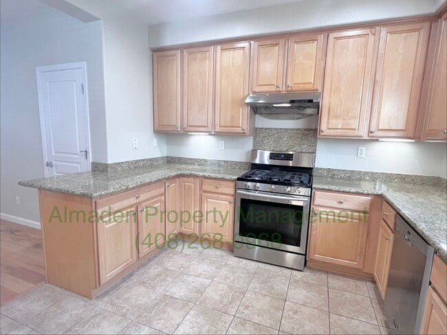 Building Photo - Newer Corner Townhome in Great Location! Central A/C & Pets Negotiable!