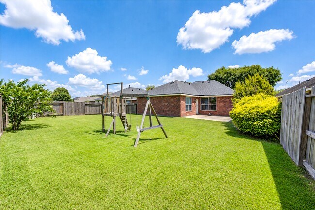 Building Photo - 22027 Field Green Dr