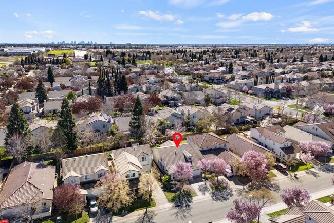 Building Photo - Gorgeous 3 Bedroom In Desired Natomas Park...