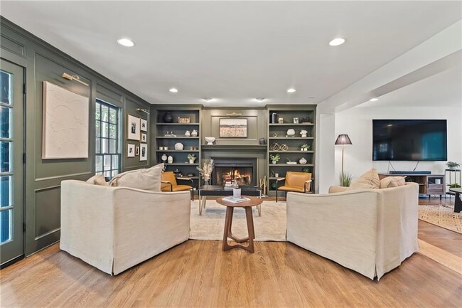 Building Photo - 3201 Lakeridge Dr SE