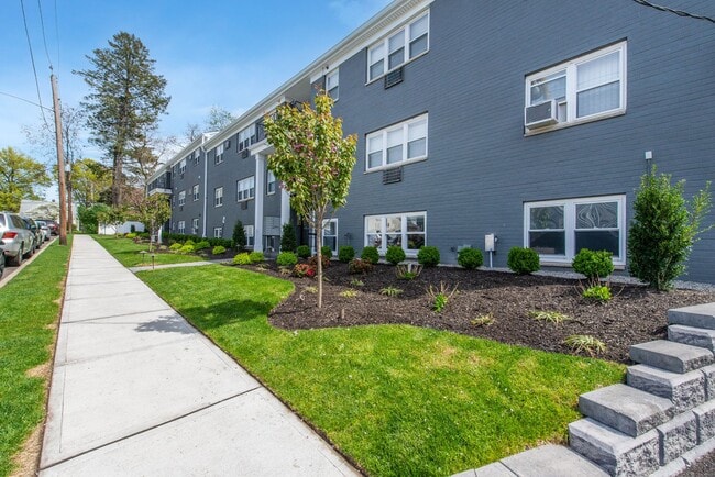 Building Photo - Woodland Hills Manor: In-Unit Washer & Dryer, Heat, Gas, Hot & Cold Water Included, and Cat & Dog...