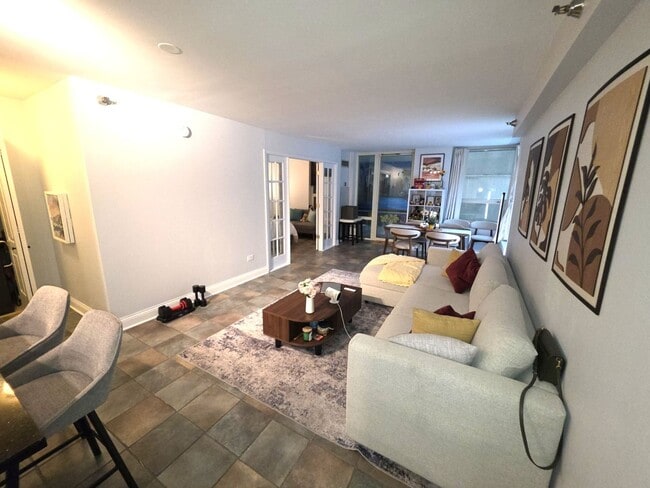 Building Photo - 345 N La Salle Dr