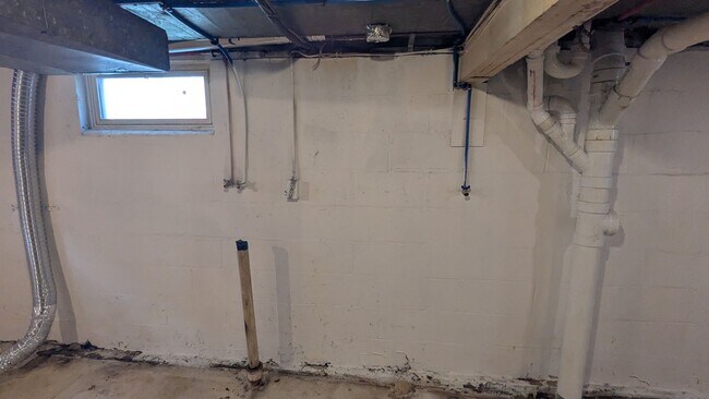 Building Photo - 2 bedroom available in Evansdale