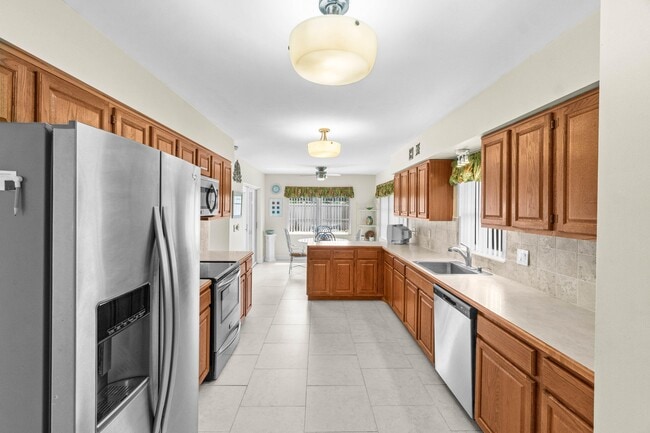 Building Photo - 10990 Greentrail Dr S