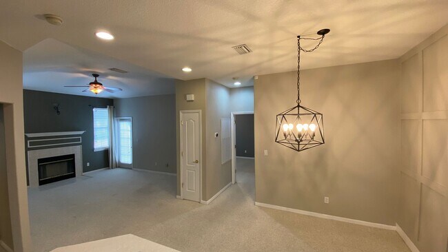 Building Photo - 2 Bedroom, 2 Bath Townhome in Beautiful La...