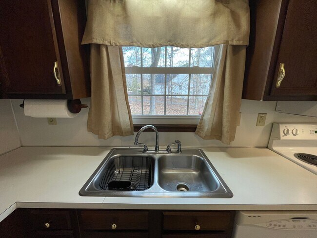 Building Photo - Lovely 3br 2ba home in quiet Chapel Hill neighborhood, walking distance to McDougle Elementary!