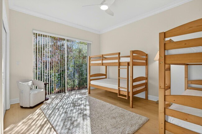 Building Photo - 513 S Riverside Dr