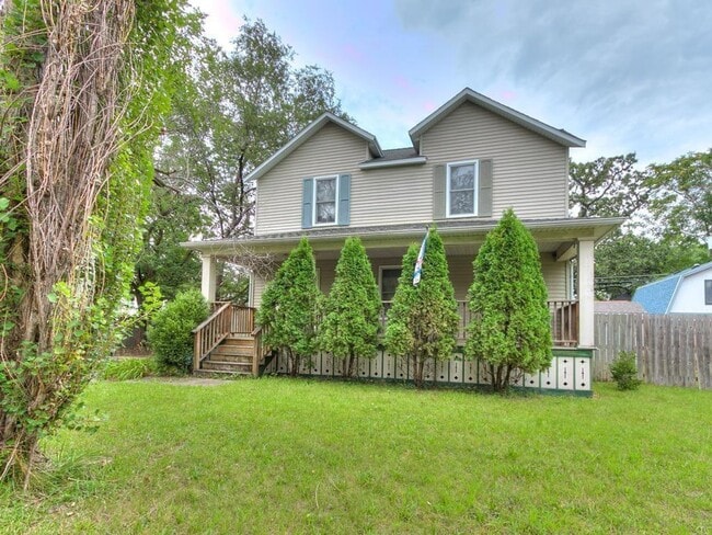 Building Photo - Spacious 5BR Home Near Drake — Porch, Garage & Tons of Space