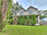 Building Photo - Spacious 5-Bedroom Home Near Drake University