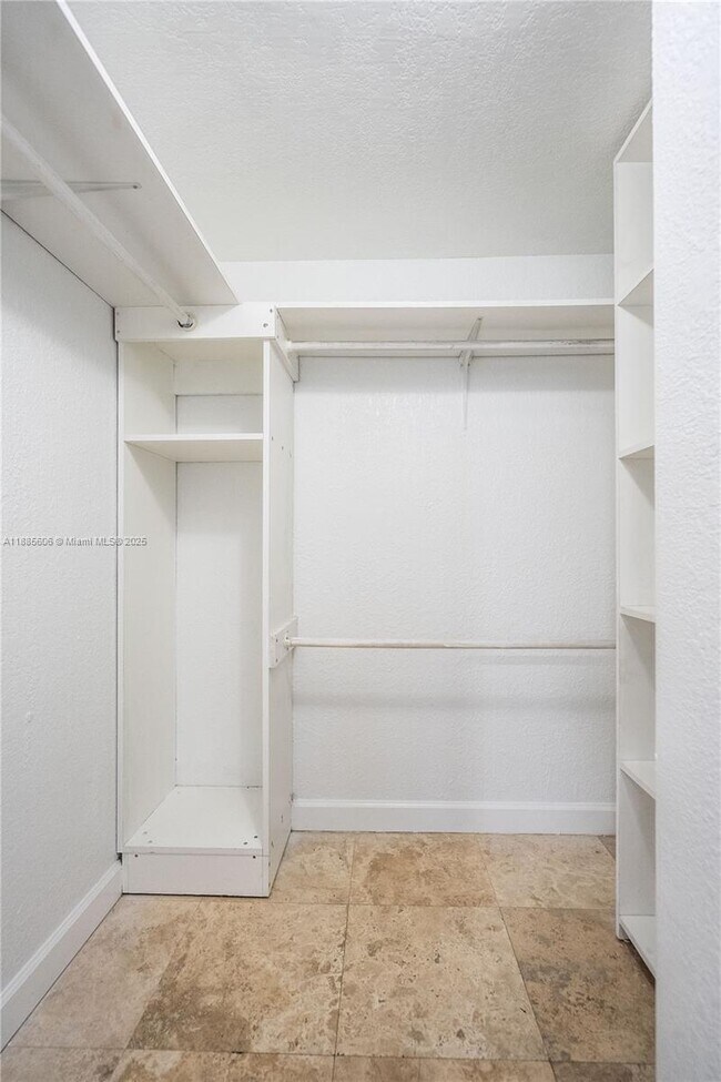 Building Photo - 2180 Bay Dr