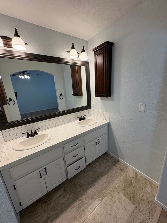 Building Photo - 3524 S Lincoln Ct