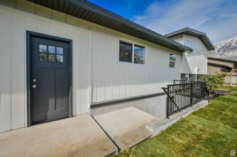 Building Photo - 1140 500 N