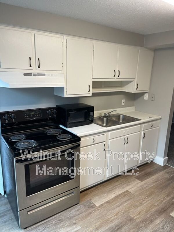 Building Photo - 671-681 Shoreline Dr